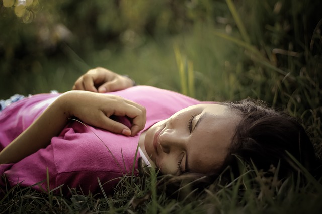 ležící dívka v trávě