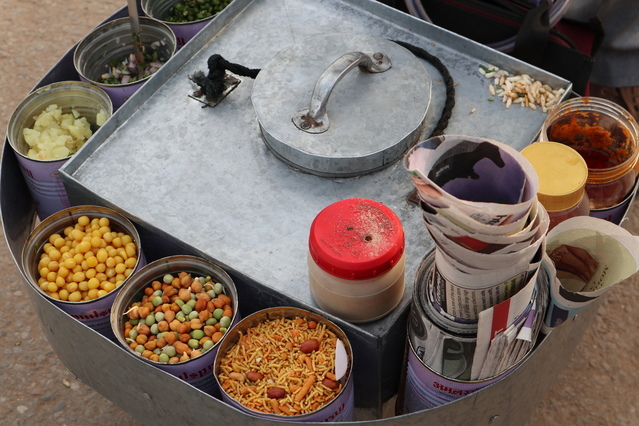 fotografie místního pouličního kuchaře v Indii 